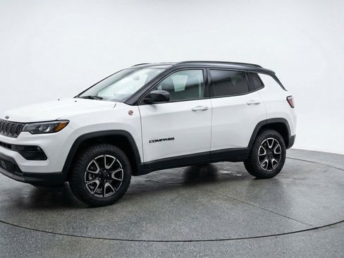 Used 2025 Jeep Compass Trailhawk image 3