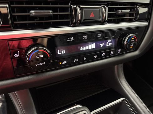 Used 2025 Nissan Pathfinder SV FWD image 38