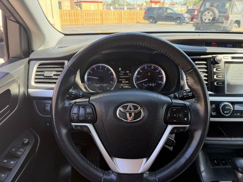 Used 2019 Toyota Highlander Plus AWD/4WD image 17