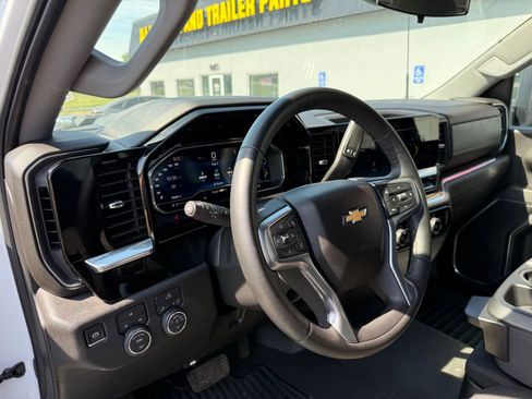 Used 2025 Chevrolet Silverado 2500 LT w/ Convenience Package AWD/4WD image 4
