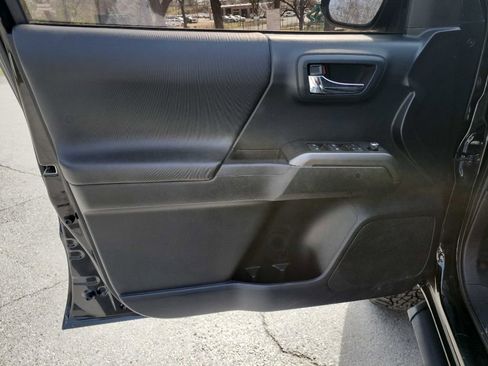 Used 2017 Toyota Tacoma TRD Off-Road image 13