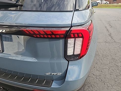 Used 2025 Ford Explorer Active AWD/4WD image 6