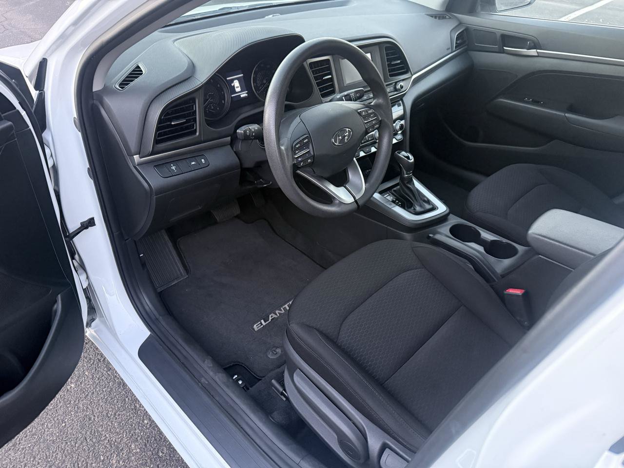 Used 2020 Hyundai Elantra SE w/ Cargo Package (C1) FWD image 10