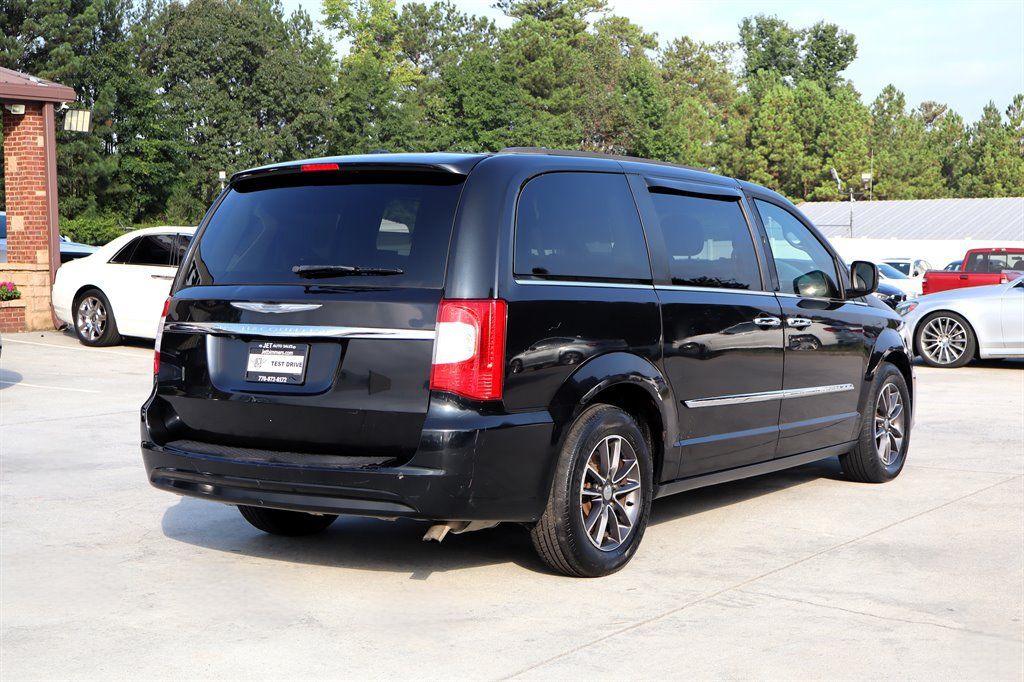 Used 2016 Chrysler Town & Country Touring FWD image 7