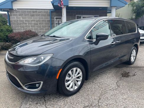 Used 2019 Chrysler Pacifica Touring Plus w/ Cold Weather Group FWD image 1