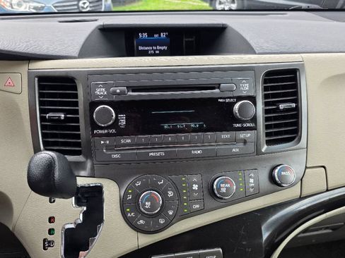 Used 2011 Toyota Sienna LE w/ Towing Pkg FWD image 18