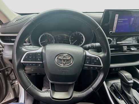 Used 2023 Toyota Highlander LE FWD image 10