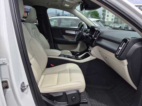 Used 2022 Volvo XC40 T5 Momentum AWD/4WD image 31