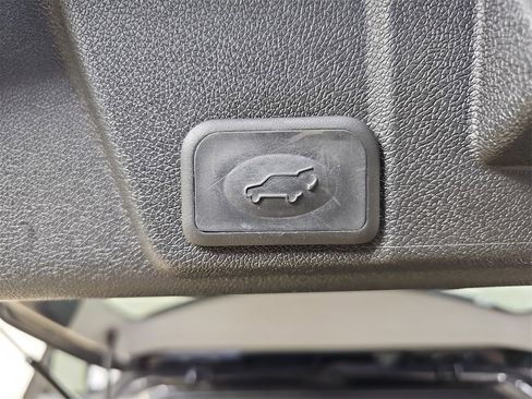 Used 2017 Chevrolet Traverse LT image 18