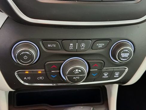 Used 2020 Jeep Cherokee Latitude Plus w/ Comfort/Convenience Group AWD/4WD image 19