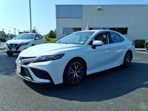 Used 2022 Toyota Camry SE FWD image 5