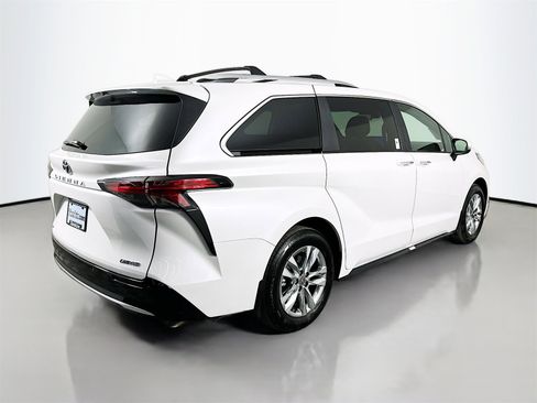 Used 2025 Toyota Sienna Limited image 7