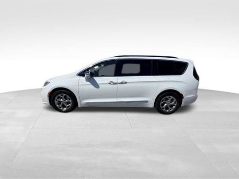 Used 2022 Chrysler Pacifica Limited FWD image 3