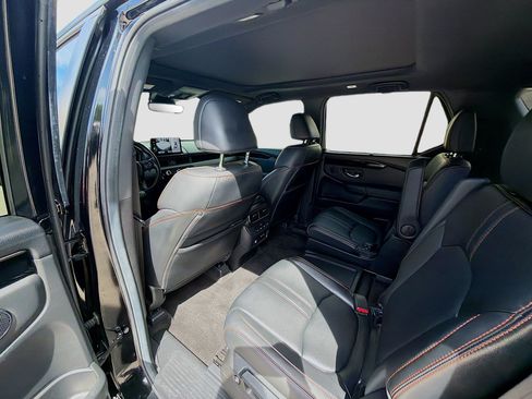Used 2025 Honda Pilot TrailSport image 24