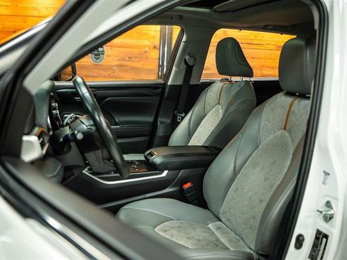 Used 2023 Toyota Highlander Bronze Edition image 10