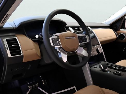 Used 2025 Land Rover Discovery Metropolitan Edition image 40