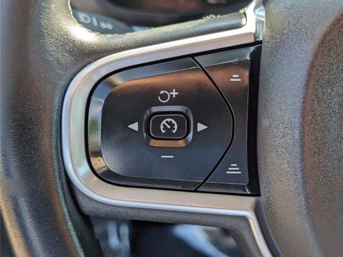 Used 2022 Volvo XC60 B5 Momentum AWD/4WD image 23