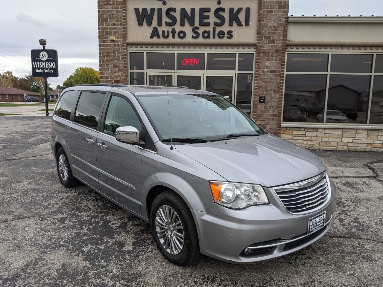 Used 2013 Chrysler Town & Country Touring-L w/ Entertainment Group #2 FWD image 1