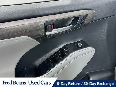 Used 2023 Toyota Highlander Platinum image 18