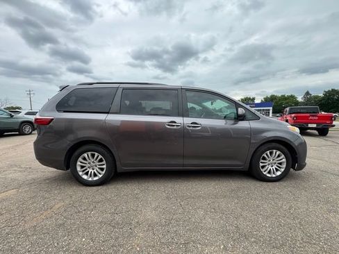 Used 2015 Toyota Sienna XLE Premium FWD image 8
