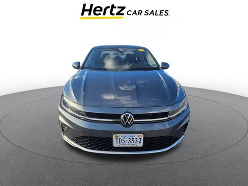Used 2025 Volkswagen Jetta SE image 2