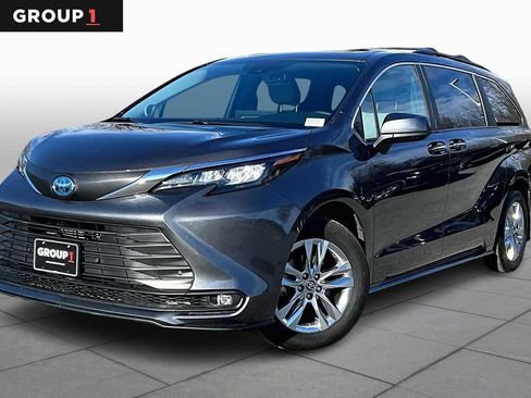 Used 2025 Toyota Sienna XLE image 1