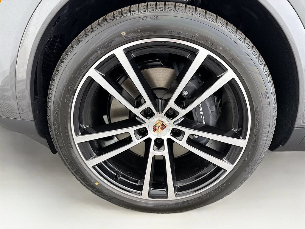 Used 2026 Porsche Cayenne AWD/4WD image 31