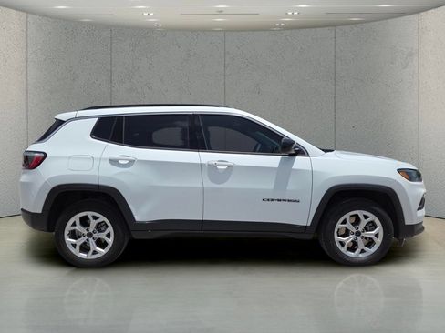 Used 2025 Jeep Compass Latitude AWD/4WD image 2