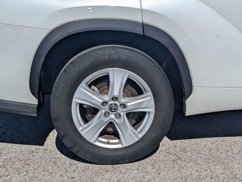 Used 2022 Toyota Highlander L FWD image 10