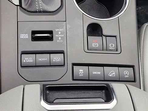 Used 2022 Toyota Highlander XLE image 25