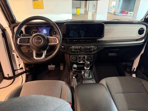 Used 2025 Jeep Wrangler Unlimited Sahara AWD/4WD image 33