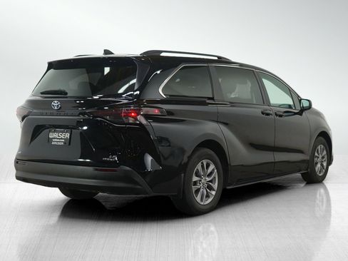 Used 2024 Toyota Sienna LE image 5