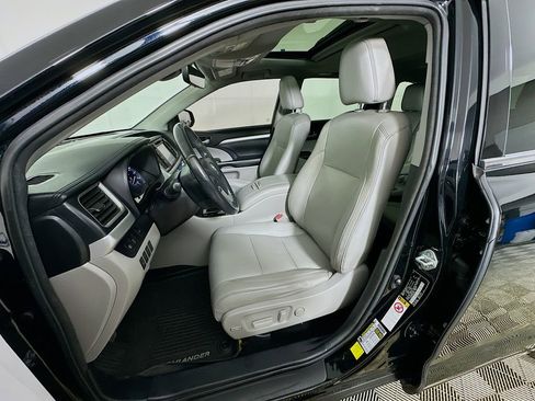Used 2017 Toyota Highlander XLE image 25