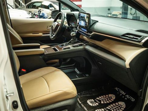 Used 2023 Toyota Sienna XLE w/ XLE Plus Package FWD image 14