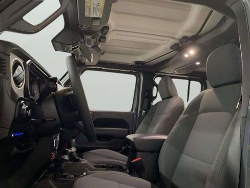 Used 2024 Jeep Wrangler Unlimited image 31