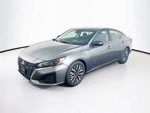 Used 2024 Nissan Altima 2.5 SV image 3