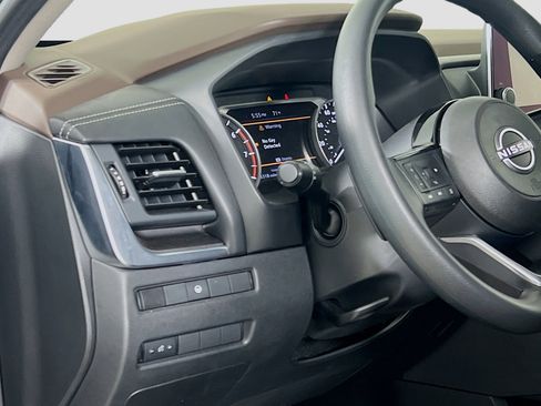 Used 2023 Nissan Rogue SV image 10