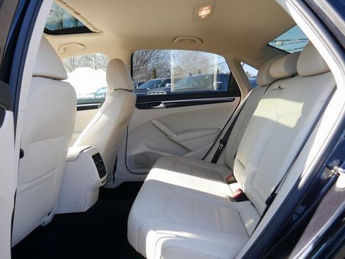 Used 2019 Volkswagen Passat 2.0T SE R-Line image 14