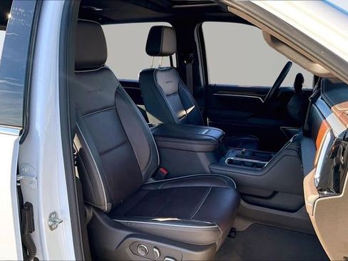Used 2025 GMC Sierra 3500 Denali w/ Denali Reserve Package image 30