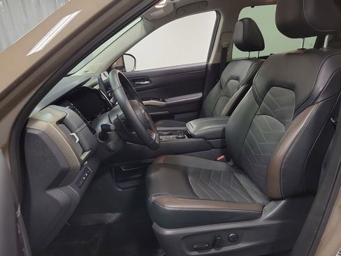 Used 2024 Nissan Pathfinder Platinum AWD/4WD image 13