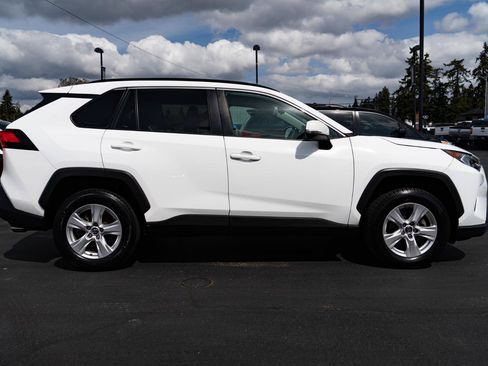 Used 2020 Toyota RAV4 XLE FWD image 9