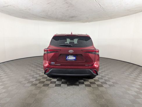 Used 2021 Toyota Highlander XLE image 8