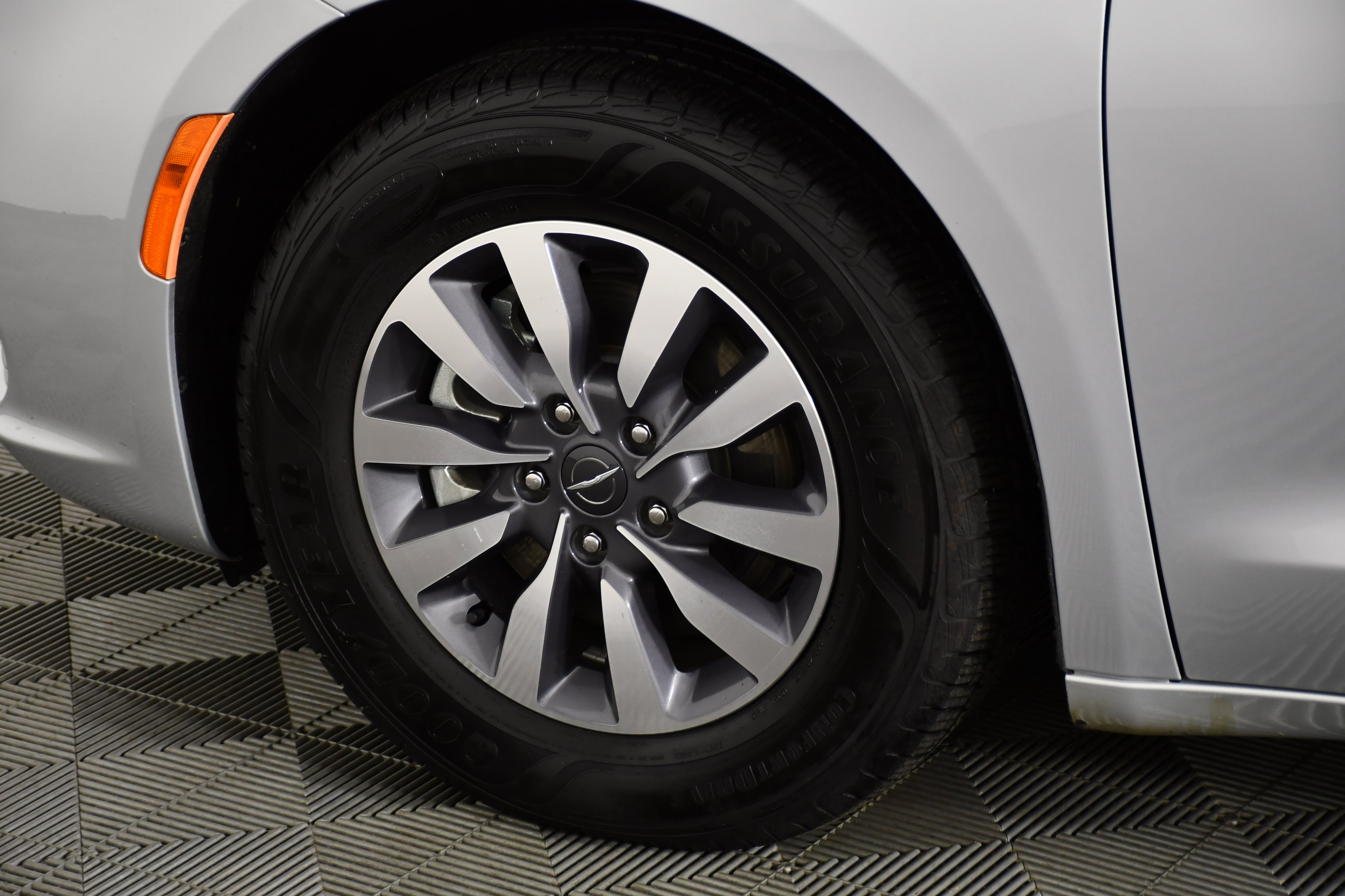 Used 2023 Chrysler Pacifica Touring-L FWD image 52
