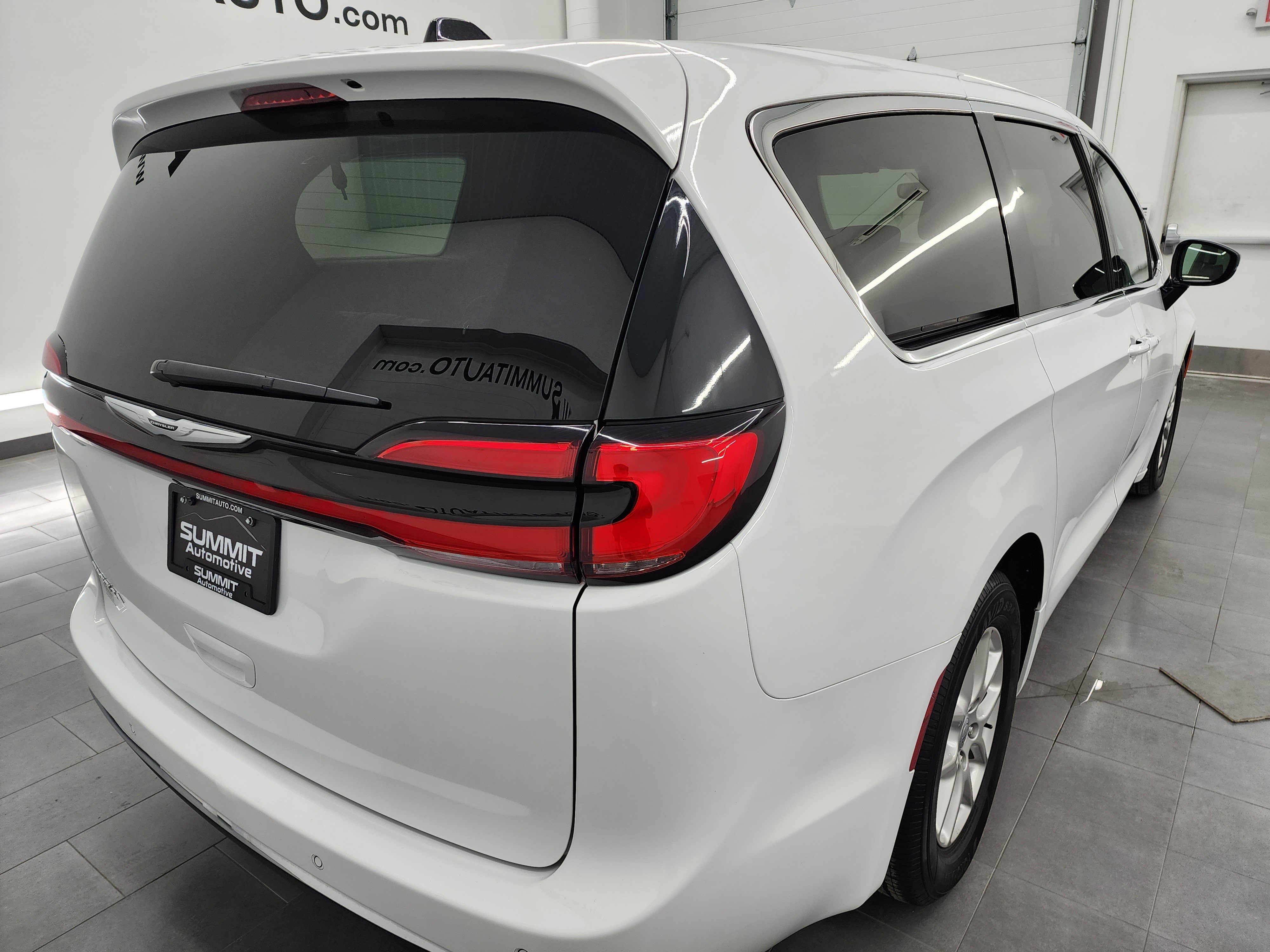 Used 2024 Chrysler Pacifica Touring-L FWD image 5