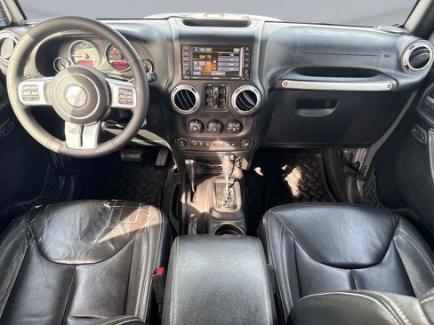 Used 2015 Jeep Wrangler Unlimited Rubicon image 16