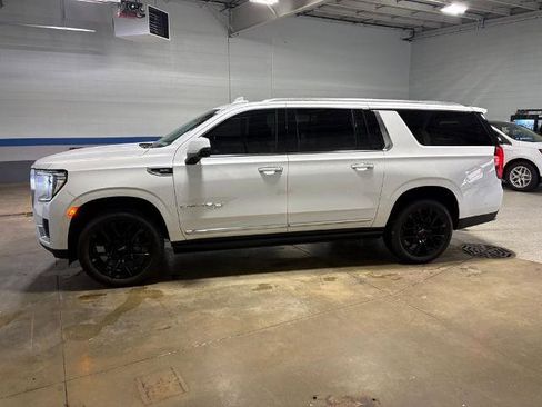 Used 2023 GMC Yukon XL Denali w/ Denali Reserve Package AWD/4WD image 3