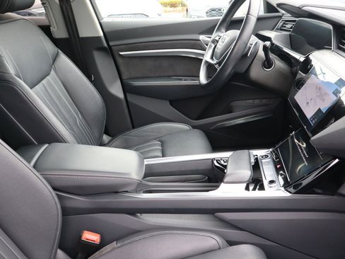 Used 2021 Audi e-tron Prestige w/ Prestige Package image 13
