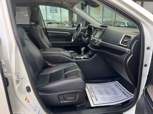 Used 2019 Toyota Highlander SE image 23