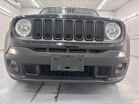 Used 2017 Jeep Renegade Altitude FWD image 11