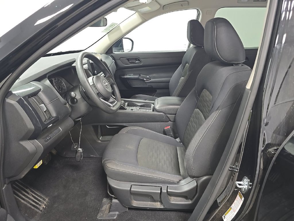 Used 2025 Nissan Pathfinder S FWD image 3